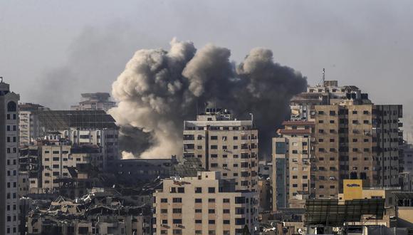 El humo se eleva tras un ataque aéreo de Israel en el barrio de Tal Al-Hawa en Gaza, el 20 de octubre de 2023. (EFE/EPA/MOHAMMED SABLE).