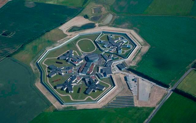 FOTO 2 | A fines de 2017 se inauguró esta peculiar prisión ubicada a 110 km de Coperhage. (Foto: Moller Architects)