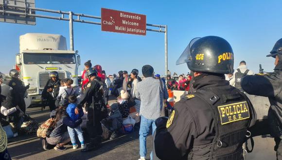 Ciudadanos extranjeros indocumentados, se encuentran varados en la frontera sur, insisten en bloquear la carretera que une Tacna con Chile. (Foto: Yudith Aguilar/Andina)