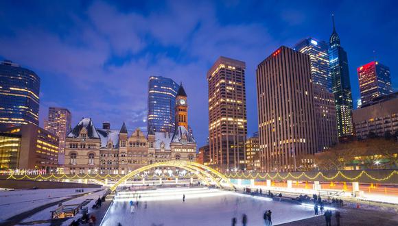 TORONTO (CANADÁ). La ciudad más grande centro financiero de Canadá es mucho más que un espacio para el negocio. Cuenta con muchas atracciones turísticas y, durante el invierno, la nieve cae formando un bonito manto. Patinar sobre hielo es una experiencia mágica aquí. (Foto: Getty)