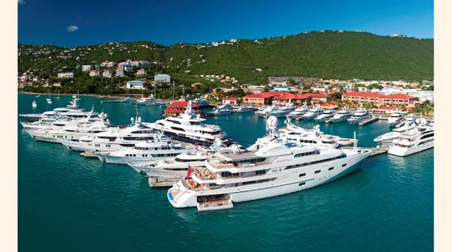 Yacht Haven Grande, Islas Vírgenes de los EE.UU. El puerto tiene capacidad para 48 mega yates, con 80,000 pies cuadrados [7.432 m2] de zona comercial, así como varios restaurantes, áreas de entretenimiento y hoteles de lujo. (Foto: Megaricos)