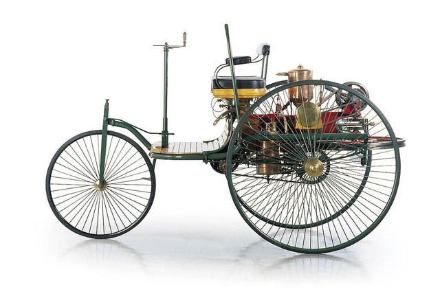 Foto 1 | 10. Mercedes-Benz Patent Motorwagen (1886 – 1893). En 1886 el alemán diseñador de motores Karl Benz fue galardonado por la patente 37435 por ser el primer vehículo propulsado con un motor de combustión. Tenía tres ruedas, un asiento, una manivela para la dirección y un motor de pistón de dos tiempos. Solo 25 unidades fueron creadas en 8 años y cada una costó $1.000 (€814), el equivalente a $27.000 (€22.000) en la actualidad.