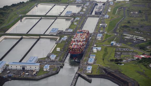 Un buque portacontenedores transita por las esclusas de Cocolí, en el Canal de Panamá en Ciudad de Panamá, Panamá, el 22 de agosto de 2023. (Foto de Bienvenido Velasco / EFE)