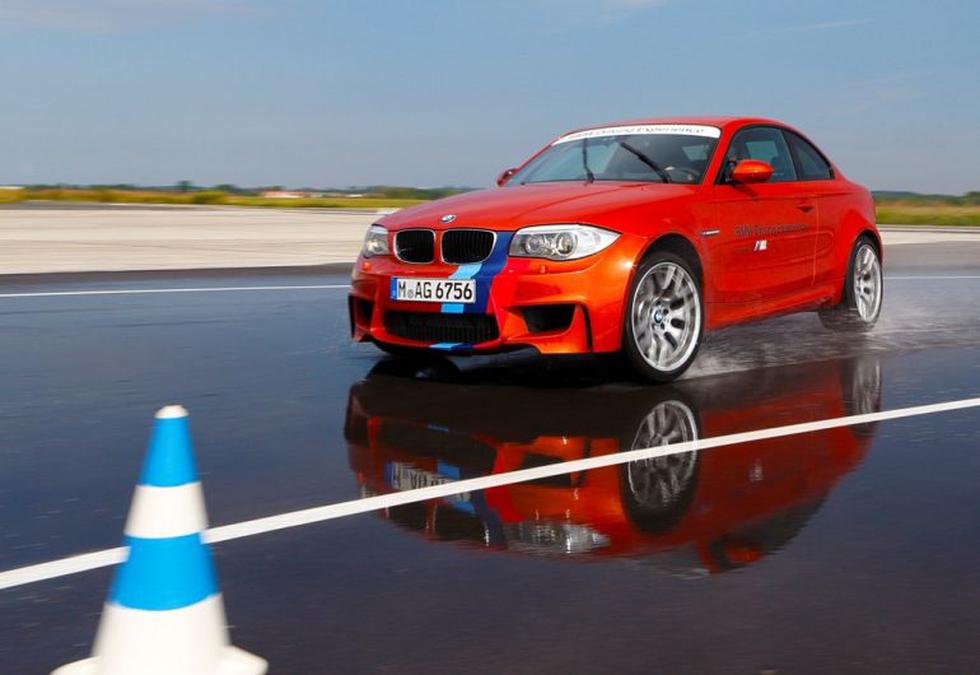 BMW Driving Academy ofrece cursos de seguridad, aceleración y conducción todo terreno, todos realizados en un antiguo aeropuerto militar en Maisach, Alemania, durante todo el año.