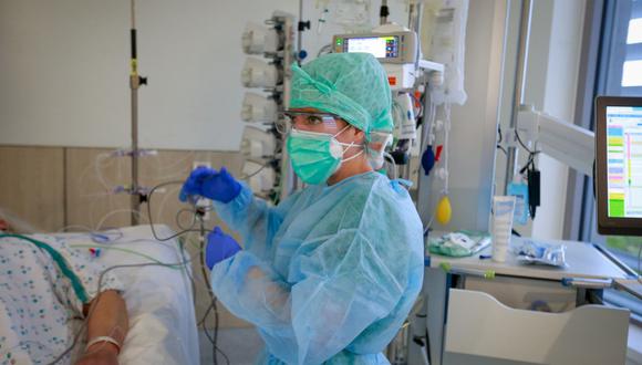 Imagen referencial. Una enfermera atiende a un paciente con coronavirus en la unidad de cuidados intensivos en el sitio de Etterbeek-Ixelles de los hospitales Iris Sud en Bruselas, Bélgica, el 20 de octubre de 2020. (EFE/EPA/STEPHANIE LECOCQ).