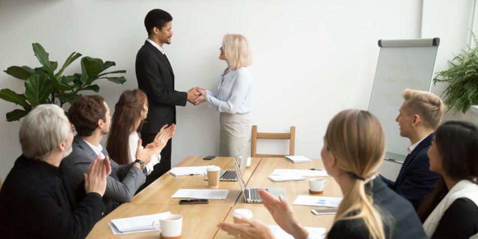 Reconocer a una persona por su trabajo contribuye a su felicidad laboral. (Foto: Freepik)