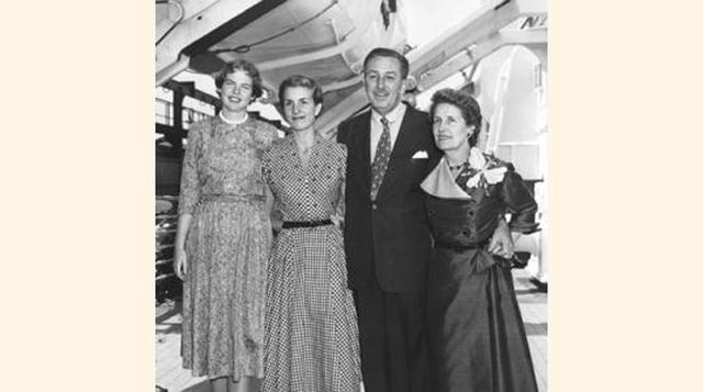 5. En 1925, Walt Disney contrató a Lilian Bounds (con vestido oscuro) y tras un breve noviazgo se casaron en 1925. Ocho años después tuvieorn a su primera hija, Diane, y en 1936 adoptan a Sharon. En 1949, la familia compró una mansión en los Angeles. (Fot