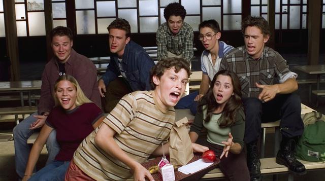 11. Freaks and Geeks (1999-2000). ¿Cómo definir una serie de culto? Se puede comenzar con Freaks and Geeks. Solo cuenta con una temporada de 15 episodios, pero fue tan querida que los fans le exigieron a la NBC que emita los tres episodios restantes que s