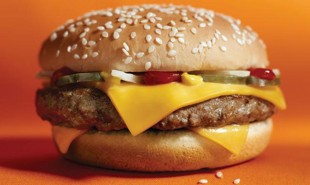 "Todavía saboreo aquel primer bocado de un Quarter Pounder con queso y es justo decir que fue el momento en que nació mi pasión de toda la vida por la hamburguesa", escribe.