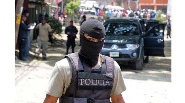 Distrito Central, Honduras. Homicidios: 928. Población: 1.195.456. Tasa de homicidios: 77.65. En la imagen: un policía trabaja en la escena donde cinco personas fueron asesinadas a balazos en La Haya, en el norte Tegucigalpa. Distrito Central.