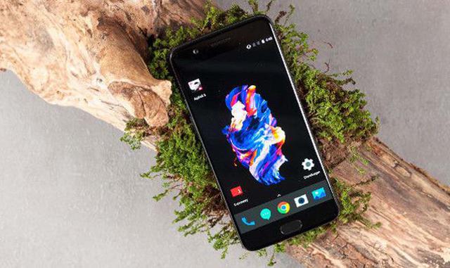 OnePlus 5. Tanto por diseño como por prestaciones, estamos ante un móvil continuista con lo que ha significado la marca en los últimos años. El acabado en aluminio cepillado es realmente elegante y cómodo, así como su forma ligeramente curva en la parte t