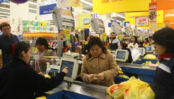 Muchas personas no saben si acudir a los supermercados por la Semana Santa 2024, pues temen que estén cerrados o que hayan cambiado sus horarios (Foto: Víctor Palomino / Andina)