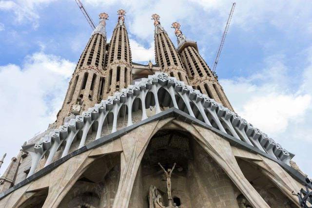 FOTO 7 | 7. La Sagrada Familia, Barcelona. El Templo Expiatorio de la Sagrada Familia es una basílica católica diseñada por Antoni Gaudí. Se empezó a construir en 1882 y, actualmente, sigue en construcción. Fue declarada Patrimonio de la Humanidad por la UNESCO. Como curiosidad, la iglesia es también conocida como la Catedral de los pobres, debido al cuadro del mismo nombre del pintor Joaquim Mir.