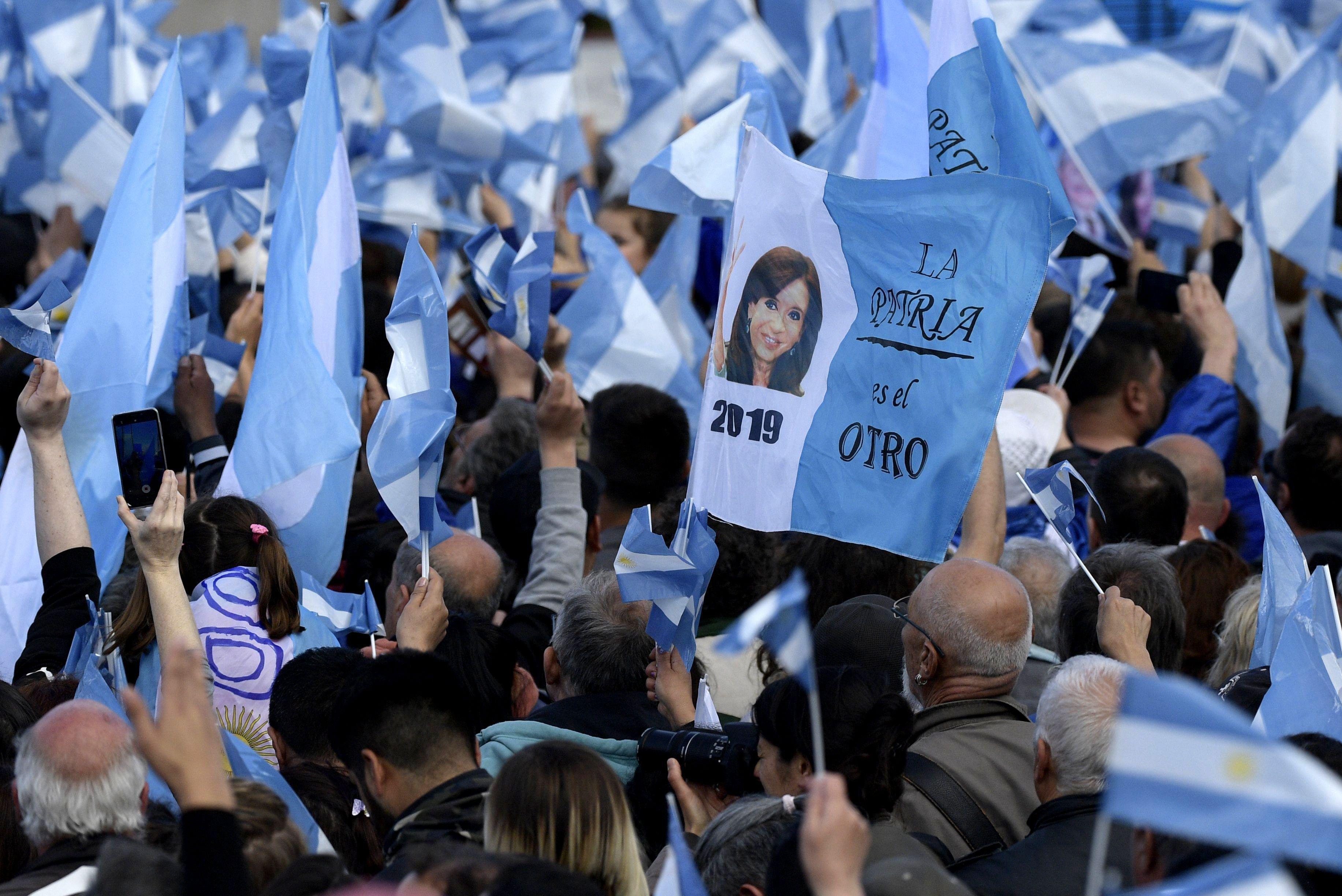 Los partidarios del candidato presidencial del partido "Frente de Todos" Aberto Fernández y su compañera de campaña Cristina Kirchner se reunieron antes del mitin de cierre de su campaña en Mar del Plata. (Foto: AFP)