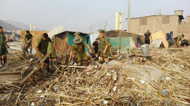 Diversos escuadrones realizan labores de búsqueda y limpieza entre las casas destruidas por los huaicos.