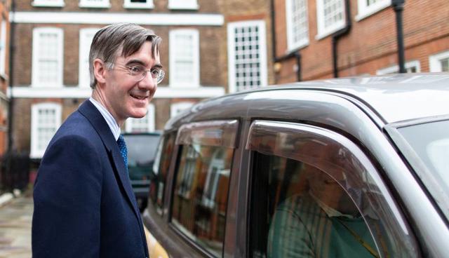 FOTO 7 | Los "outsiders". El diputado Jacob Rees-Mogg, de 49 años, es el líder de los conservadores euroescépticos y, como tal, una figura muy influyente. Con una forma de hablar excepcionalmente formal tiene un éxito inusual en las redes sociales. Ha declarado su apoyo a Johnson. Andrea Leadsom, de 55 años, fue la mano derecha de May en la carrera de 2016 para reemplazar a David Cameron. Es la representante del gobierno en la Cámara de los Comunes y una firme defensora del Brexit. En los otros posibles candidatos figuran la ministra de Desarrollo Internacional Penny Mordaunt, el número dos de Downing Street David Lidington, al exministro del Brexit David Davis, el fiscal general Geoffrey Cox y el ministro de Finanzas Philip Hammond. (Foto: Getty)