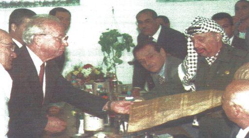 Yasser Arafat e Isaac Rabin acordaron empezar negociaciones sobre la segunda etapa para la autonomía palestina. (Foto AFP)