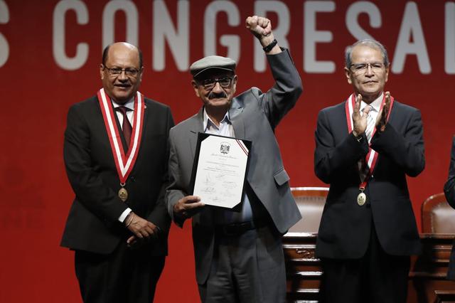 Enrique Fernández, del Frente Amplio, recibe su credencial como congresista electo de parte del JNE. (Foto: César Campos / GEC)