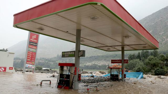 Una estación de combustible luce desolada tras el paso del alud.