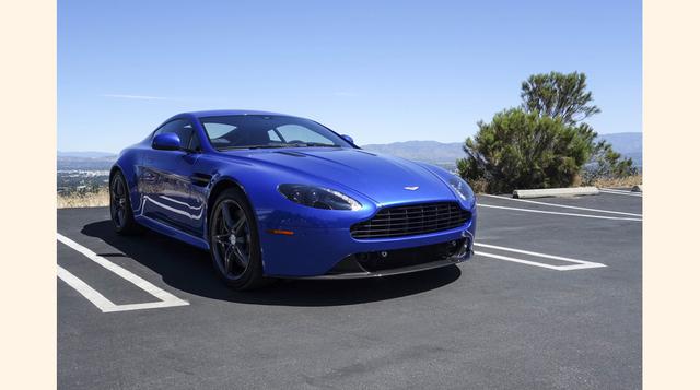 El más divertido para manejar: Aston Martin Vantage GTS. La transmisión manual sigue siendo un escaso placer, así que mi deleite aumentó exponencialmente cuando vi que esta bestia sexy tenía una palanca de cambios como corresponde. El vehículo se comercia