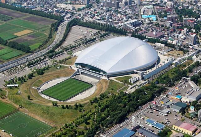 FOTO 2 | 2 Oita Bank Dome. 'Estadio del Gran Ojo'. Se encuentra en la ciudad de Oita, Japón. Es la sede del club local Oita Trinita y puede recibir hasta 40.000 espectadores. Entre sus características más impactantes destaca el hecho de que el techo de su cúpula puede cerrarse, creando un espectáculo visual inigualable.