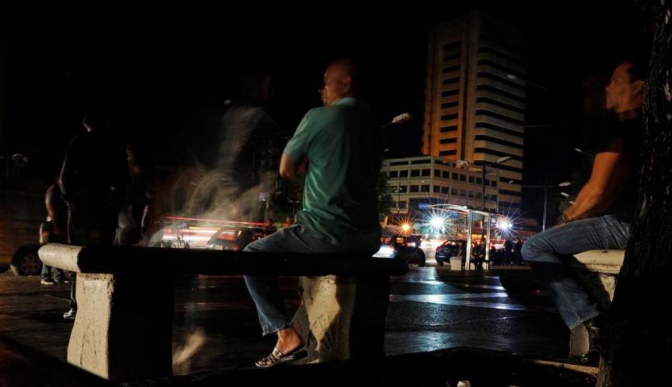FOTO 7 | Desde una plaza del este de la ciudad y tras un recorrido por algunas calles, Guaidó responsabilizó al gobierno por el apagón y dijo en un video que difundió en su cuenta de Twitter que “solamente la corrupción, el desastre, es lo que ha causado esta situación. (Foto: AFP)