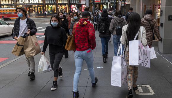 Los compradores llevan bolsas en Stockton Street en San Francisco, California, EE. UU. (Foto: David Paul Morris / Bloomberg).