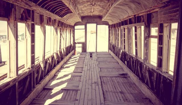 FOTO 8 | Algunos de los trenes parecen estar en buenas condiciones... Los visitantes pueden entrar y subir a la cima de cualquier cosa en el cementerio de trenes. (Foto: Shutterstock)