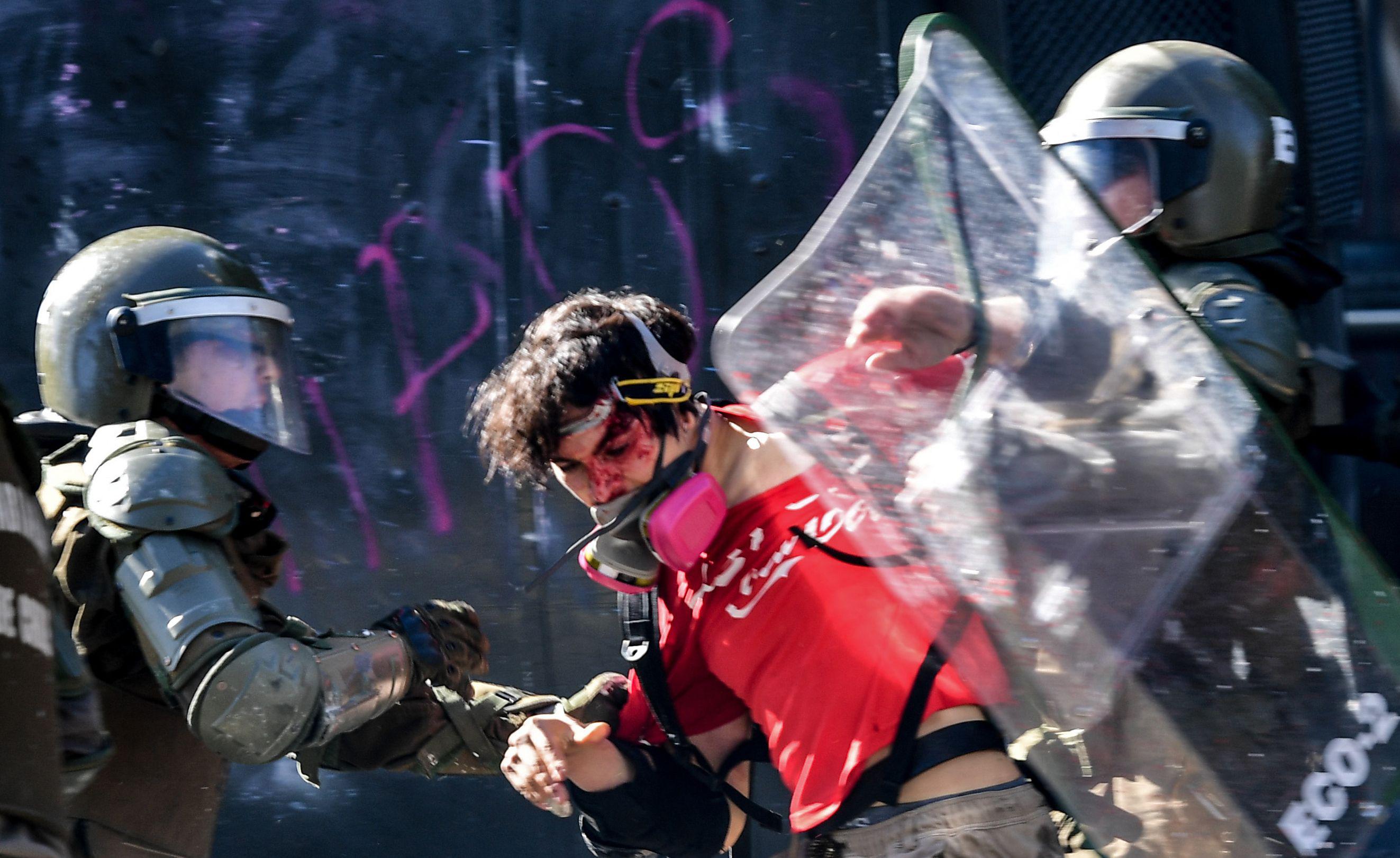 Ubilla indicó que los disturbios, saqueos, incendios y destrucción de la propiedad alcanzó los 89 eventos, en los que se detuvo a 797 personas y se registraron 188 heridos. (Foto: AFP)