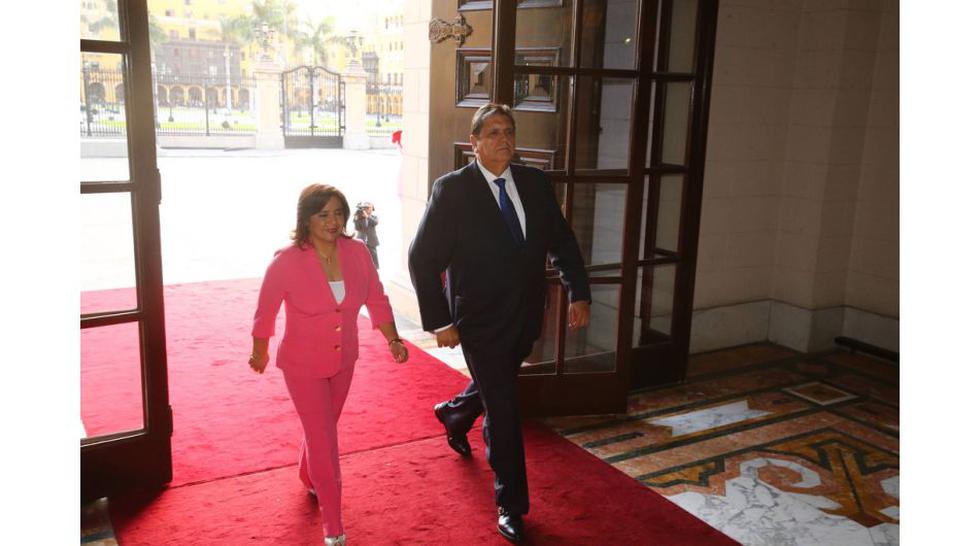 Alan García Pérez ingresa a Palacio de Gobierno en compañía de la presidenta del Consejo de Ministros, Ana Jara.