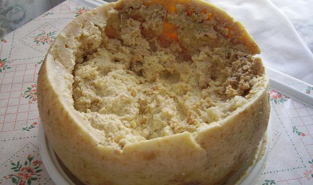 El casu marzu (llamado también en sardo casu giampagadu, casu modde, casu becciu, casu fattittu', cassu 'attu, casu cundítu, o en italiano formaggio marcio) (los diferentes nombres se asignan según la región histórica de la isla de Cerdeña), es 
