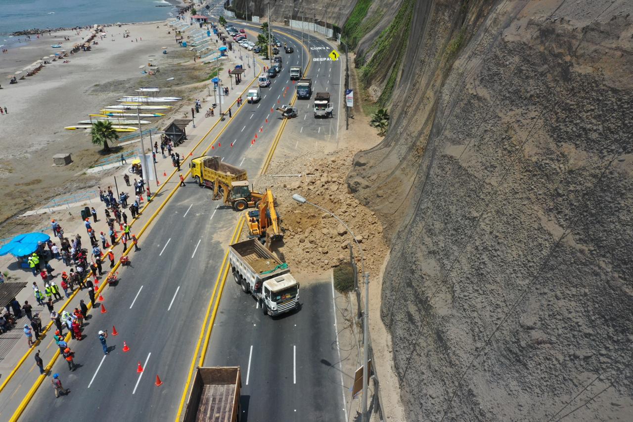 El derrumbe obstruyó un aproximado de 25 o 30 metros de la pista.  (Foto: Daniel Apuy).