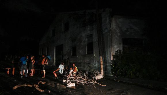 Los residentes se reúnen afuera en un barrio bloqueado en medio de un prolongado apagón tras el paso del huracán Ian en La Habana el 30 de septiembre de 2022. (Foto de Adalberto ROQUE / AFP)