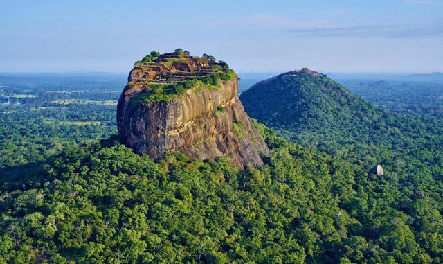 FOTO 16 | AGOSTO. Noreste de Sri Lanka. Hay tres buenas razones para dedicar el mes de agosto a la costa noreste de Sri Lanka: tiempo excelente, precios bajos y playas tranquilas con excelente surf, como en la bahía de Arugam. La guerra civil impidió visi