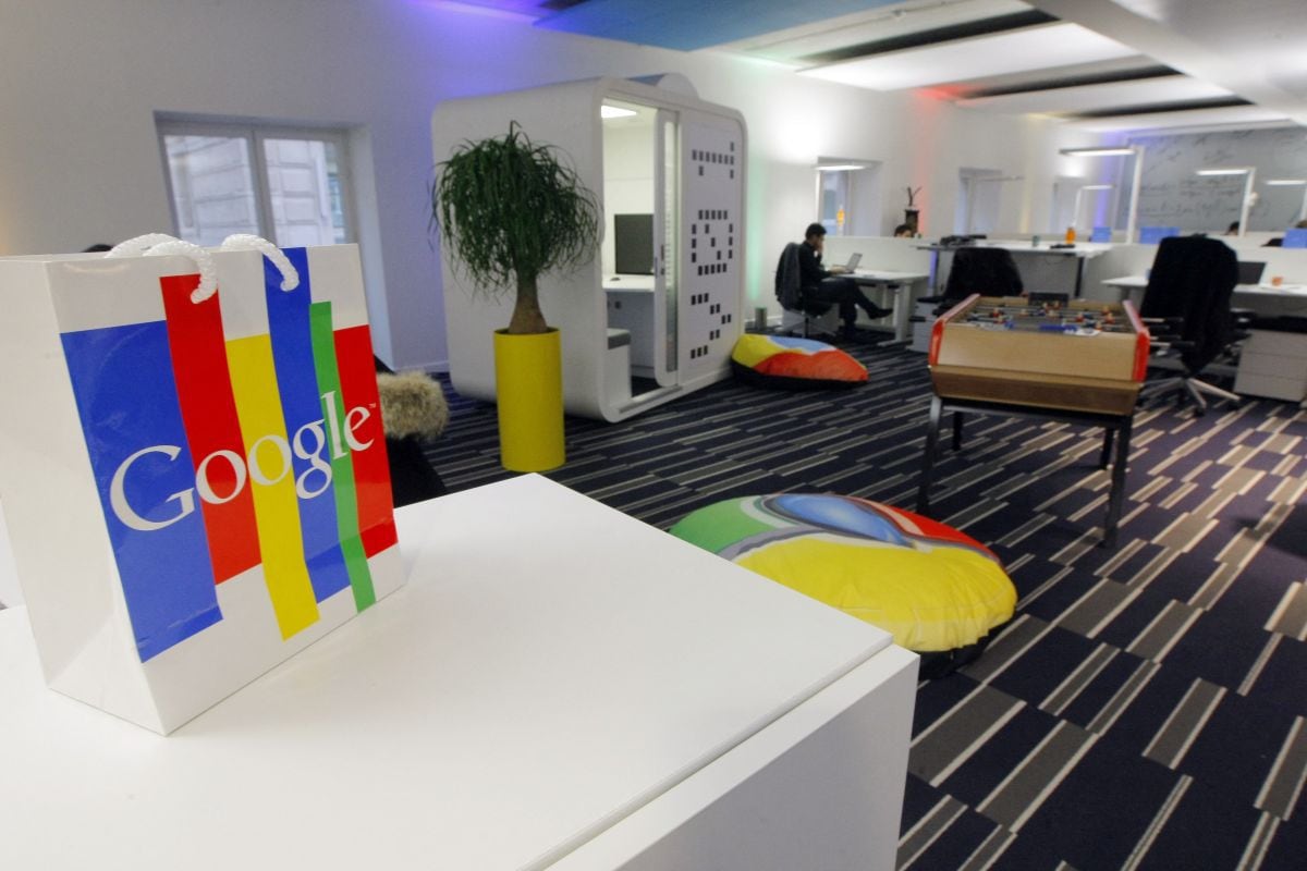 Una vista muestra las nuevas oficinas de Google Francia el 6 de diciembre de 2011 en París antes de su inauguración. (Foto de JACQUES BRINON / PISCINA / AFP)