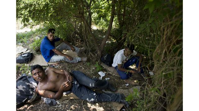 Migrantes centroamericanos esperan un tren de carga que los lleve a través de México para ingresar irregularmente a Estados Unidos. (Foto: AP)