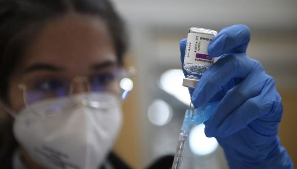 Una enfermera llena una jeringa con la vacuna de AstraZeneca contra el coronavirus. (MIGUEL RIOPA / AFP).
