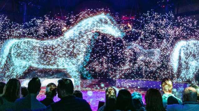 Las dimensiones del escenario son de 32 metros de ancho por 5 metros de profundidad, donde se garantiza una visibilidad de 360 grados para toda los asistentes.