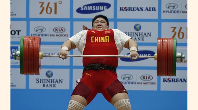 Zhou Lulu de China consigue un nuevo récord mundial femenino en levantamiento de pesas durante los Juegos Asiáticos de Incheon 2014 en Corea del Sur. (Foto: Reuters)