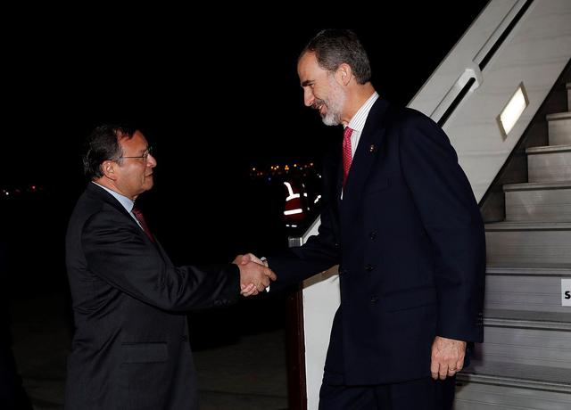 El rey Felipe VI llegó al Perú la madrugada del lunes y fue recibido por el ministro de Relaciones Exteriores, Néstor Popolizio. (Foto: EFE)