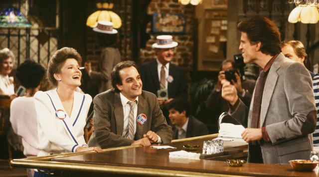 20. Cheers (1982-93). Las once temporadas que duró esta sitcom fueron suficientes para ganarse el corazón de su audiencia. Situada en un bar de Boston llamado ‘Cheers’, la serie cuenta las anécdotas de un grupo de amigos, al mismo estilo de Friends o How 