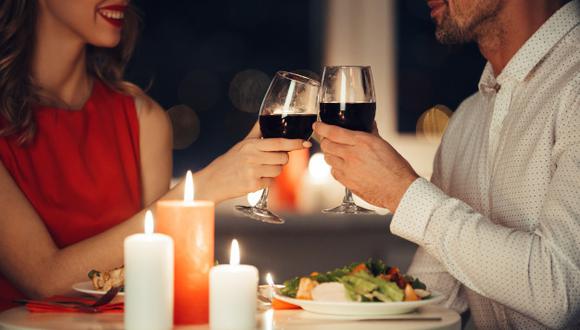 Una cena romántica en el restaurante equivocado podría llevarlo a la bancarrota. (Foto: Banco Azteca)