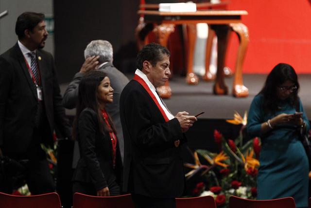 El magistrado del Tribunal Constitucional Eloy Espinoza-Saldaña espera el inicio de la ceremonia de entrega de credenciales de parte del JNE. (Foto: Leandro Britto / GEC)