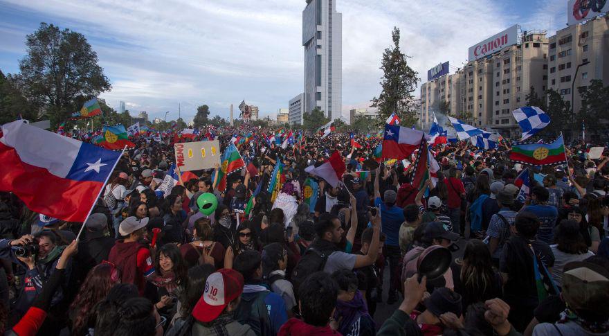 Masiva manifestación se desarrolló en Santiago de Chile. (Foto: AFP)