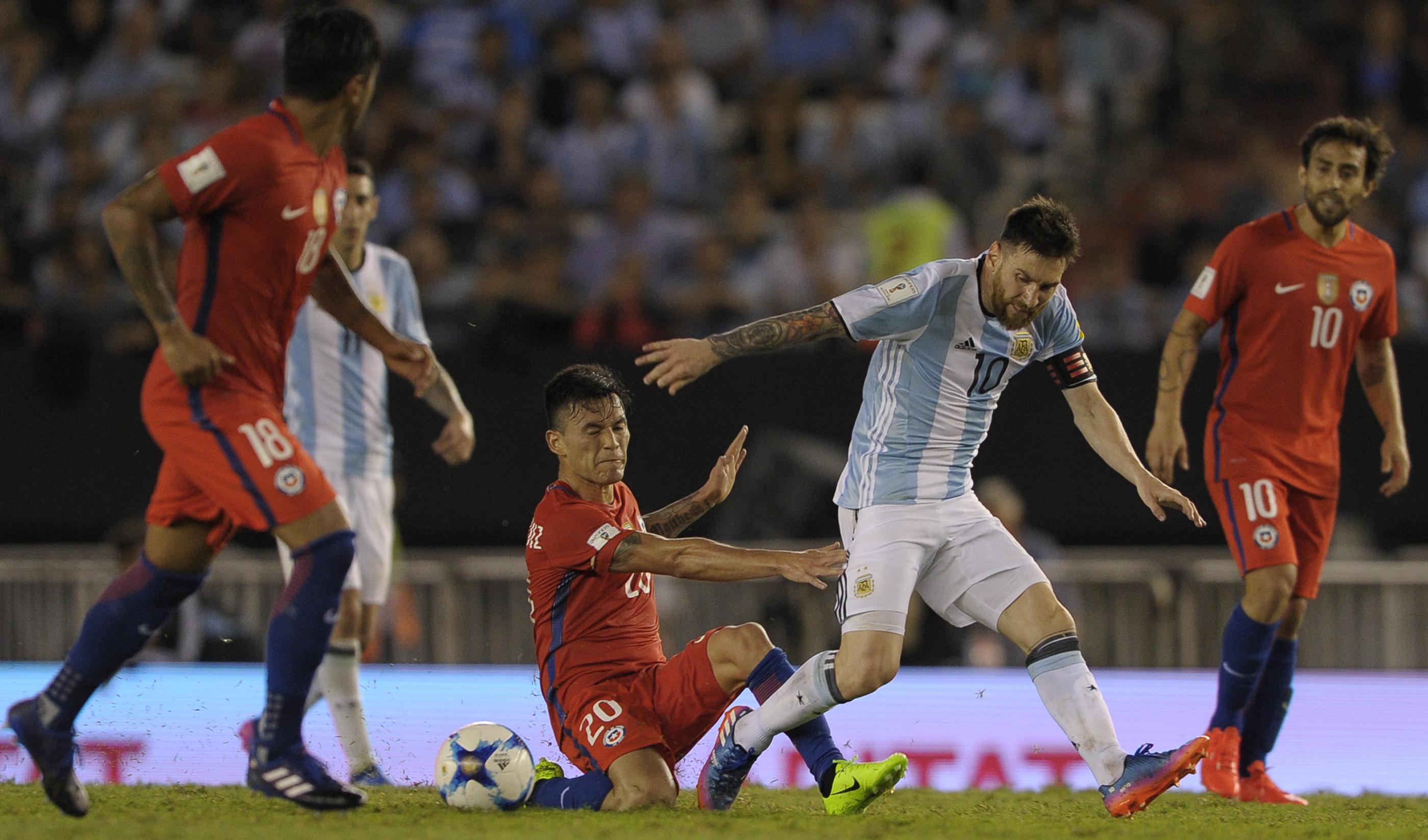 Argentina y Chile se verán nuevamente las caras en una Copa América. (Foto: AFP)
