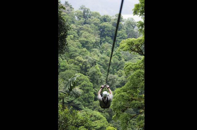 FOTO 4 | 4 Costa Rica en transporte público
Costa Rica, el gran destino de turismo ecológico y de aventura en Centroamérica, es el viaje “en contacto directo con la naturaleza y la población local” de Horizonte Paralelo para 2018. Para un grupo máximo de 10 personas que se moverán en transporte público “para entrar en contacto máximo con la población y vivir de lleno una experiencia social divertida con unas costumbres diferentes”, y se alojarán en pequeños establecimientos ecolodges, bien localizados pero alejados de otros más turísticos. Los 14 días del programa incluyen actividades como senderismo, buceo, trekking, canopy, barranquismo, bicicleta de montaña, avistamiento nocturno de fauna, paseos en barco. A partir de 1.190 euros por personas (sin avión desde España), con una salida mensual prevista entre abril y diciembre.