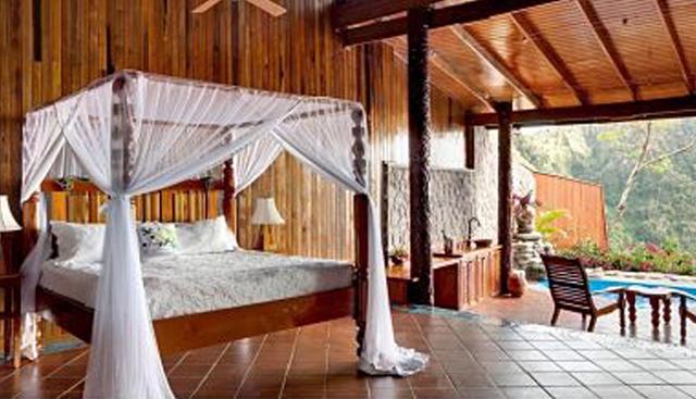 FOTO 8 | 8. Ladera Resort: 9.000 euros (Santa Lucía)

Este resort, ubicado en la isla de Santa Lucía, formaba parte de Rabot Estate, una de las plantaciones de cacao más antiguas y famosas de Soufrière (Antillas menores). Hoy es Patrimonio de la Humanidad por la UNESCO. Desde cada una de sus 37 suites se aprecian fantásticas panorámicas de los Pitone, el mar Caribe y los volcanes de la zona. Todas las suites tienen piscina privada, una pared abierta al paisaje y acceso a todos los servicios del hotel. Cuenta con spa y el galardonado restaurante Dasheene.