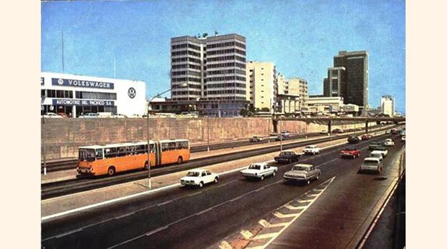 La Vía Expresa en 1976. Los buses de Enatru conocidos como Ikarus circulaban por la vía que hoy usa El Metropolitano.