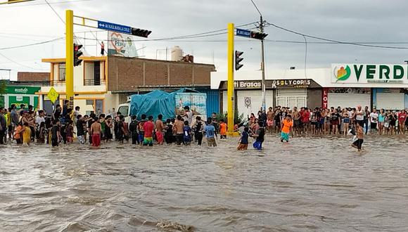 Ciudadanos afectados por las inundaciones en Piura. (Foto: GEC)