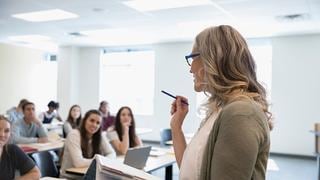 Las 10 carreras profesionales con mayor y menor número de bachilleres, según Sunedu